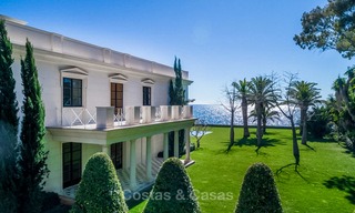 Prestigiosa villa de lujo en primera línea de playa en venta, estilo clásico, entre Marbella y Estepona 5508 