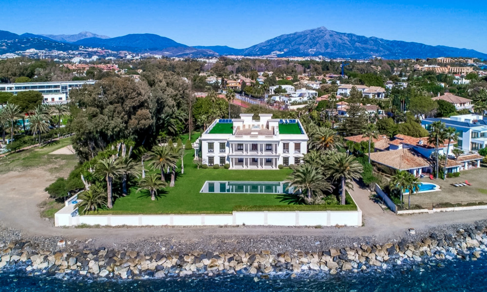 Prestigiosa villa de lujo en primera línea de playa en venta, estilo clásico, entre Marbella y Estepona 5509