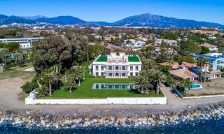 Prestigiosa villa de lujo en primera línea de playa en venta, estilo clásico, entre Marbella y Estepona 5509 