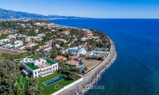 Prestigiosa villa de lujo en primera línea de playa en venta, estilo clásico, entre Marbella y Estepona 5510 