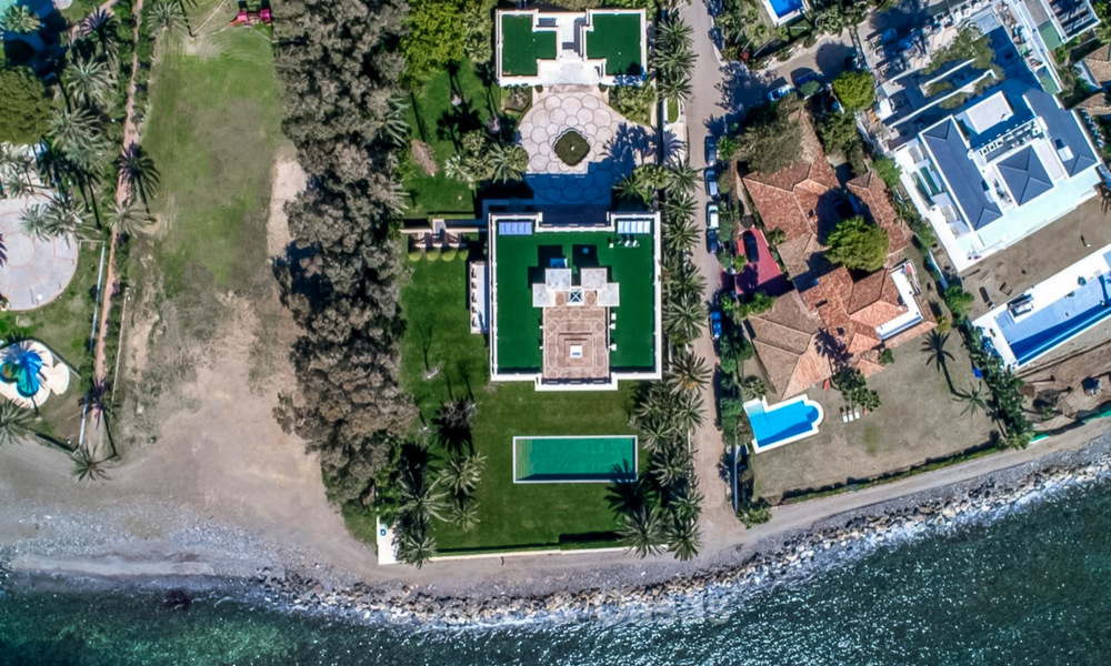 Prestigiosa villa de lujo en primera línea de playa en venta, estilo clásico, entre Marbella y Estepona 5512