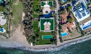 Prestigiosa villa de lujo en primera línea de playa en venta, estilo clásico, entre Marbella y Estepona 5512 