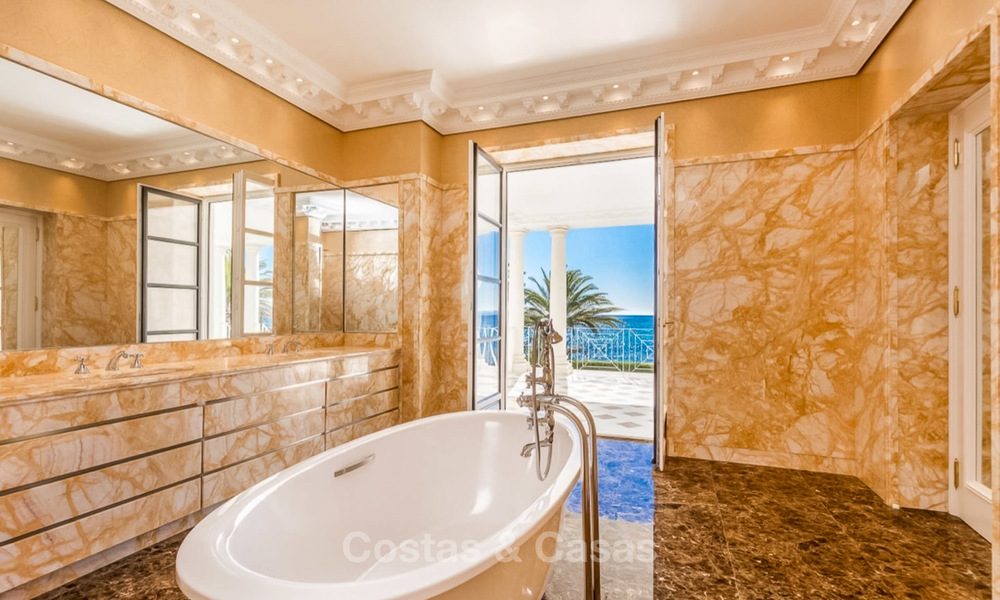 Prestigiosa villa de lujo en primera línea de playa en venta, estilo clásico, entre Marbella y Estepona 5515