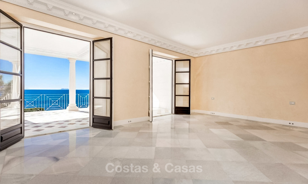Prestigiosa villa de lujo en primera línea de playa en venta, estilo clásico, entre Marbella y Estepona 5516