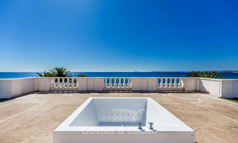 Prestigiosa villa de lujo en primera línea de playa en venta, estilo clásico, entre Marbella y Estepona 5519