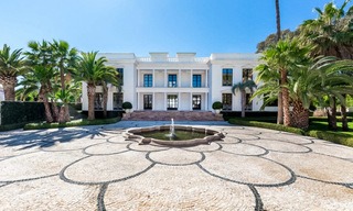 Prestigiosa villa de lujo en primera línea de playa en venta, estilo clásico, entre Marbella y Estepona 5520 