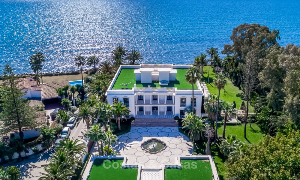 Prestigiosa villa de lujo en primera línea de playa en venta, estilo clásico, entre Marbella y Estepona 5521