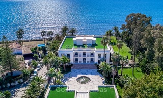 Prestigiosa villa de lujo en primera línea de playa en venta, estilo clásico, entre Marbella y Estepona 5521 