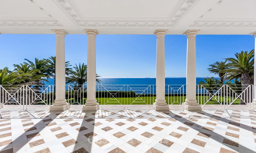 Prestigiosa villa de lujo en primera línea de playa en venta, estilo clásico, entre Marbella y Estepona 5523