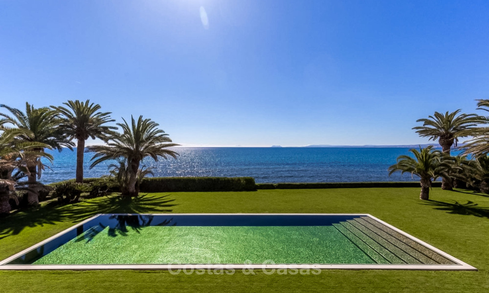 Prestigiosa villa de lujo en primera línea de playa en venta, estilo clásico, entre Marbella y Estepona 5524