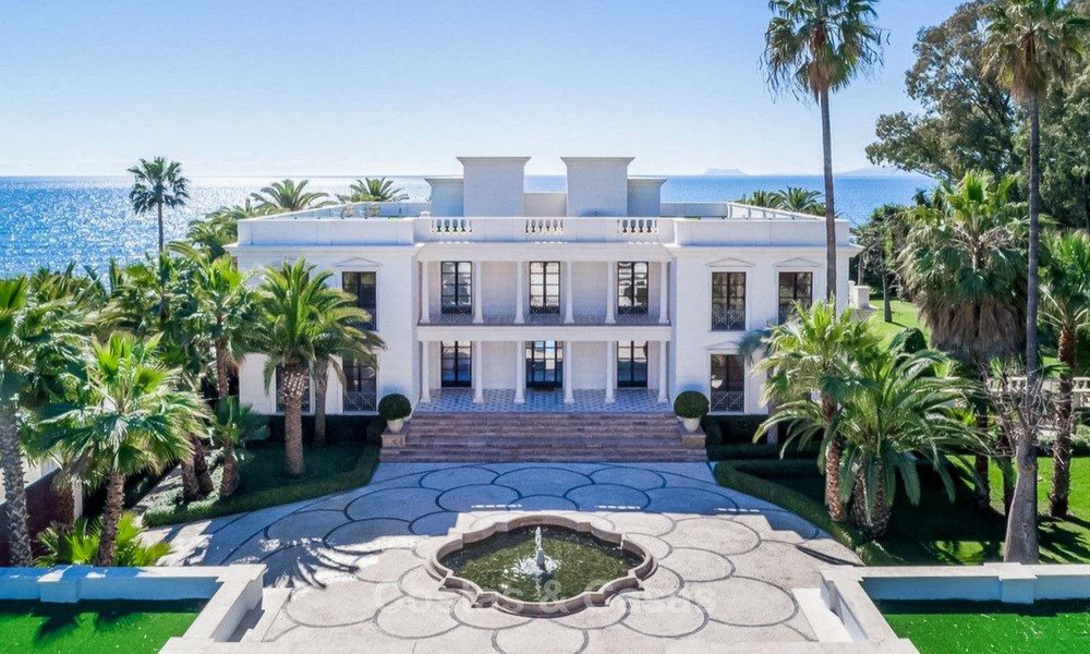 Prestigiosa villa de lujo en primera línea de playa en venta, estilo clásico, entre Marbella y Estepona 5526
