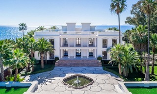 Prestigiosa villa de lujo en primera línea de playa en venta, estilo clásico, entre Marbella y Estepona 5526 