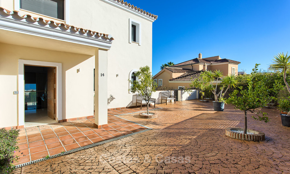 Amplia y atractiva villa reformada con vistas al mar en venta, La Duquesa, Manilva, Costa del Sol 5558