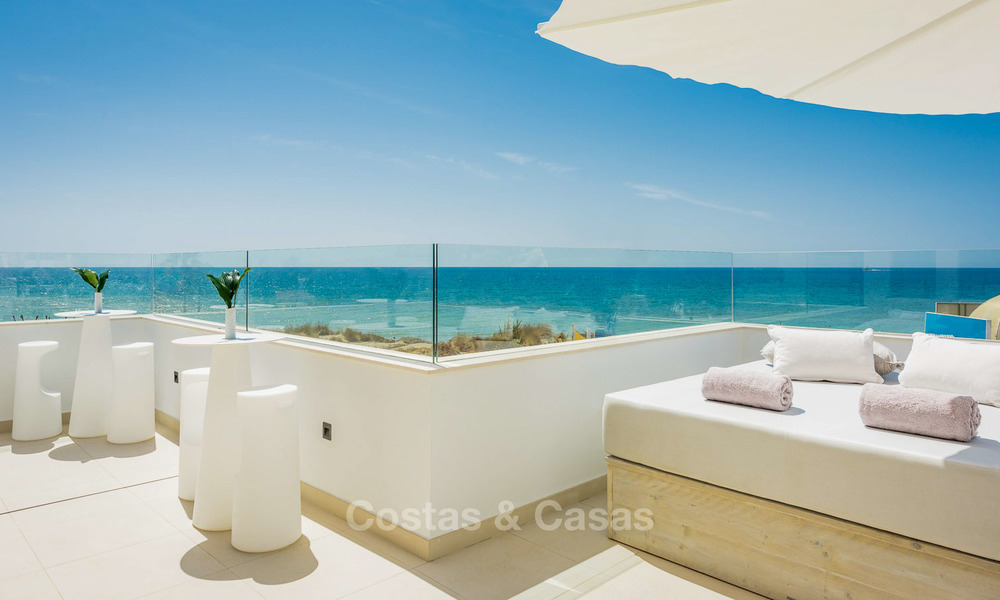 Villa en primera línea de playa en venta en Marbella con vistas al mar 5755