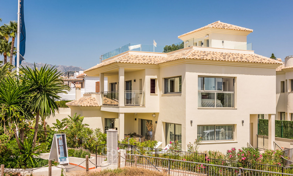 Villa en primera línea de playa en venta en Marbella con vistas al mar 5756