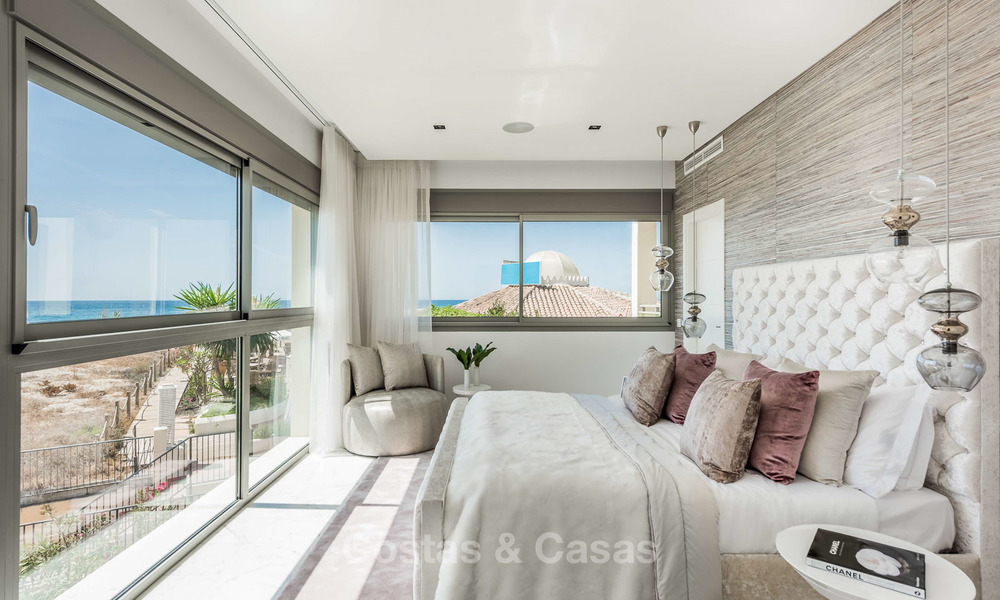 Villa en primera línea de playa en venta en Marbella con vistas al mar 5757