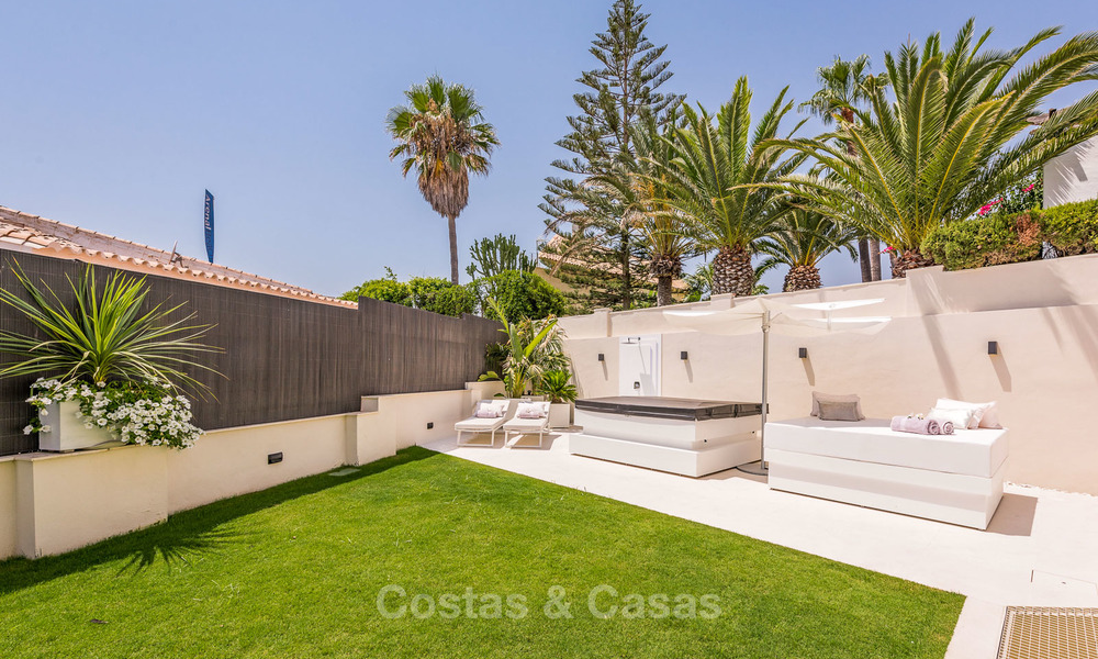 Villa en primera línea de playa en venta en Marbella con vistas al mar 5764