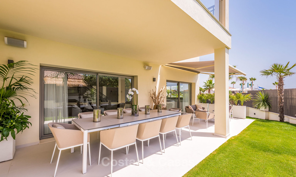 Villa en primera línea de playa en venta en Marbella con vistas al mar 5765
