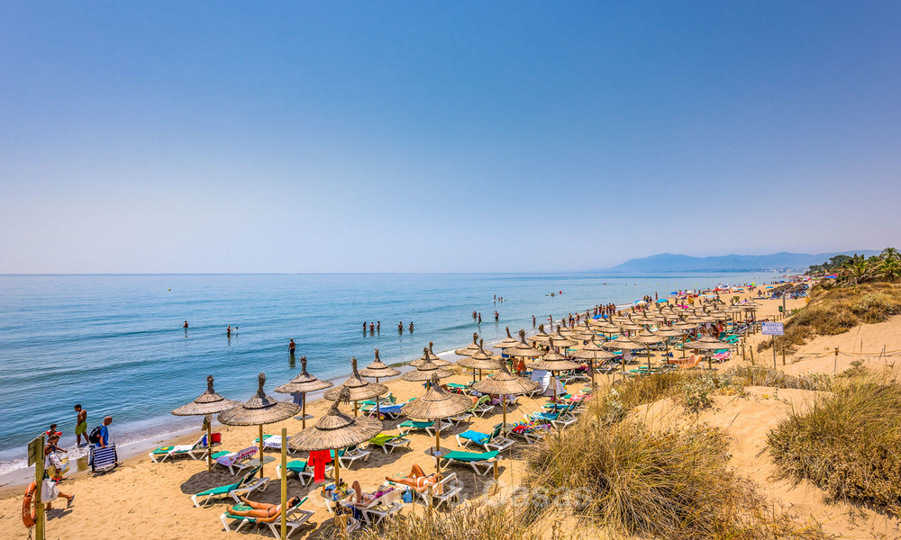 Villa en primera línea de playa en venta en Marbella con vistas al mar 5766