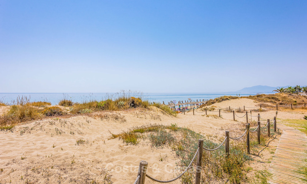 Villa en primera línea de playa en venta en Marbella con vistas al mar 5767