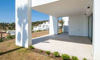 Nuevo y moderno apartamento con vistas al campo de golf, a la montaña y al mar en venta en Benahavis - Marbella 5801 