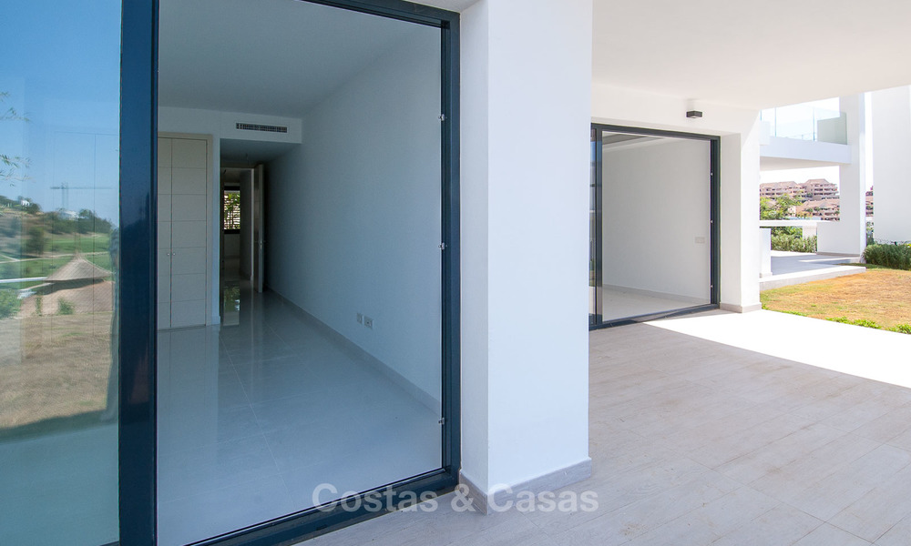 Nuevo y moderno apartamento con vistas al campo de golf, a la montaña y al mar en venta en Benahavis - Marbella 5802