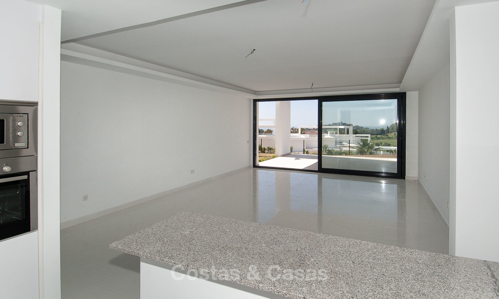 Nuevo y moderno apartamento con vistas al campo de golf, a la montaña y al mar en venta en Benahavis - Marbella 5804