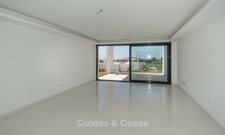 Nuevo y moderno apartamento con vistas al campo de golf, a la montaña y al mar en venta en Benahavis - Marbella 5805 