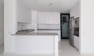 Nuevo y moderno apartamento con vistas al campo de golf, a la montaña y al mar en venta en Benahavis - Marbella 5806 