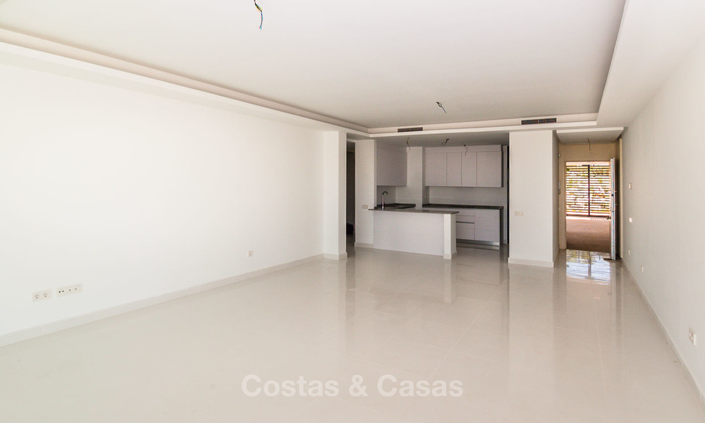 Nuevo y moderno apartamento con vistas al campo de golf, a la montaña y al mar en venta en Benahavis - Marbella 5807