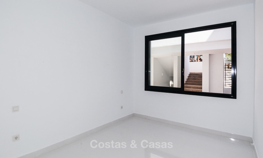 Nuevo y moderno apartamento con vistas al campo de golf, a la montaña y al mar en venta en Benahavis - Marbella 5809