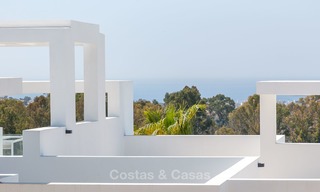 Nuevo y moderno apartamento con vistas al campo de golf, a la montaña y al mar en venta en Benahavis - Marbella 5812 