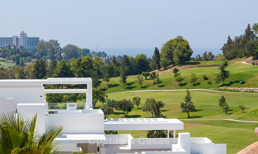 Nuevo y moderno apartamento con vistas al campo de golf, a la montaña y al mar en venta en Benahavis - Marbella 5813