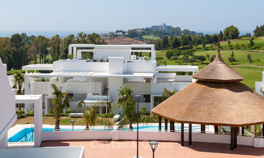 Nuevo y moderno apartamento con vistas al campo de golf, a la montaña y al mar en venta en Benahavis - Marbella 5815