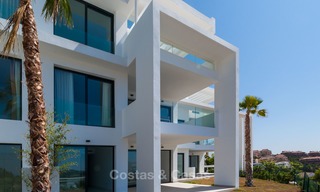 Nuevo y moderno apartamento con vistas al campo de golf, a la montaña y al mar en venta en Benahavis - Marbella 5816 
