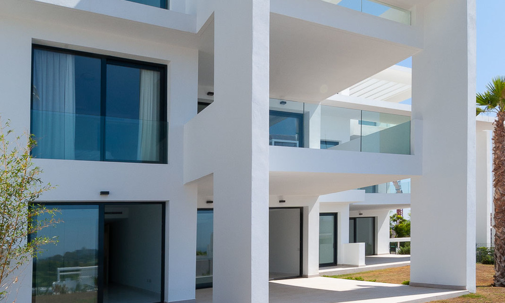 Nuevo y moderno apartamento con vistas al campo de golf, a la montaña y al mar en venta en Benahavis - Marbella 5817