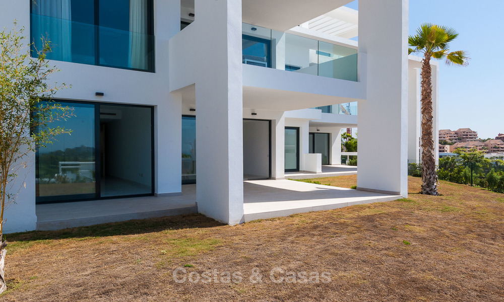 Nuevo y moderno apartamento con vistas al campo de golf, a la montaña y al mar en venta en Benahavis - Marbella 5818