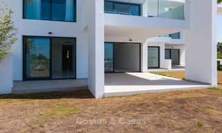 Nuevo y moderno apartamento con vistas al campo de golf, a la montaña y al mar en venta en Benahavis - Marbella 5819 