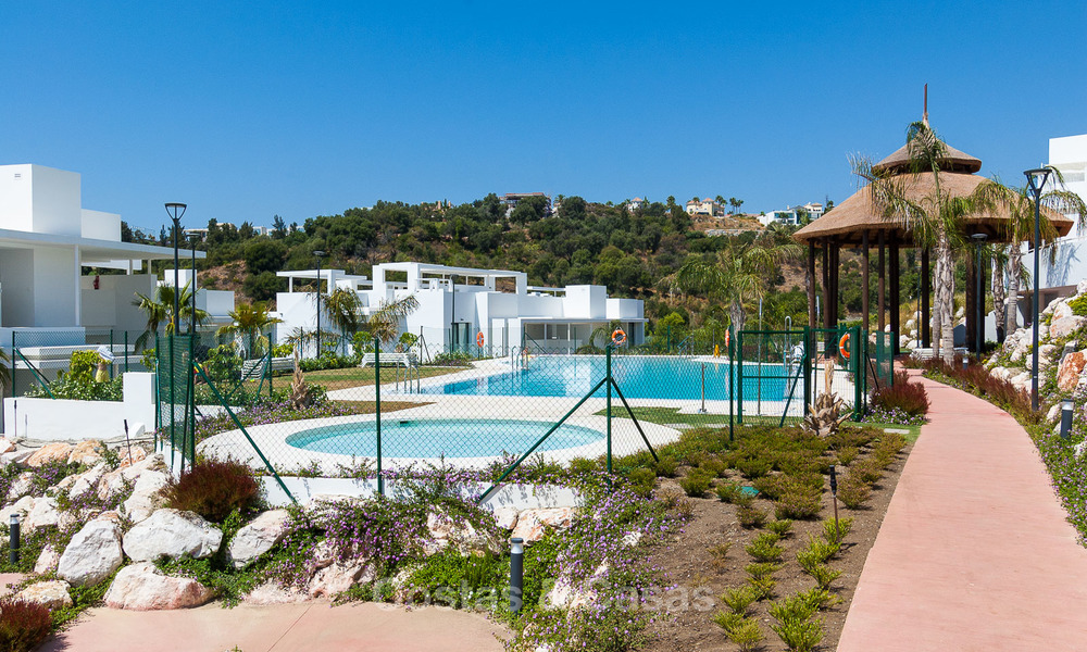 Nuevo y moderno apartamento con vistas al campo de golf, a la montaña y al mar en venta en Benahavis - Marbella 5823