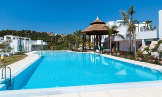 Nuevo y moderno apartamento con vistas al campo de golf, a la montaña y al mar en venta en Benahavis - Marbella 5824 