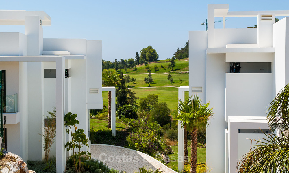 Nuevo y moderno apartamento con vistas al campo de golf, a la montaña y al mar en venta en Benahavis - Marbella 5825