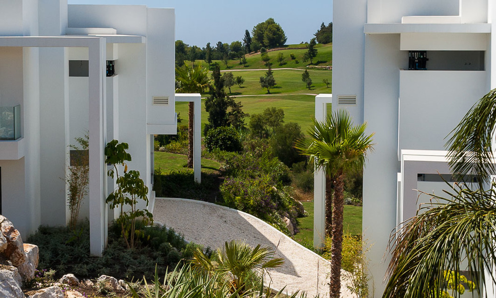 Nuevo y moderno apartamento con vistas al campo de golf, a la montaña y al mar en venta en Benahavis - Marbella 5826