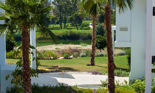 Nuevo y moderno apartamento con vistas al campo de golf, a la montaña y al mar en venta en Benahavis - Marbella 5828 