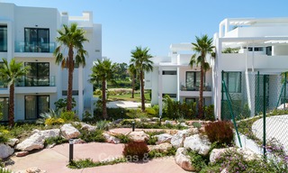 Nuevo y moderno apartamento con vistas al campo de golf, a la montaña y al mar en venta en Benahavis - Marbella 5829 