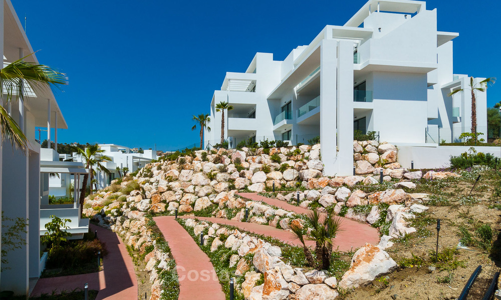 Nuevo y moderno apartamento con vistas al campo de golf, a la montaña y al mar en venta en Benahavis - Marbella 5830