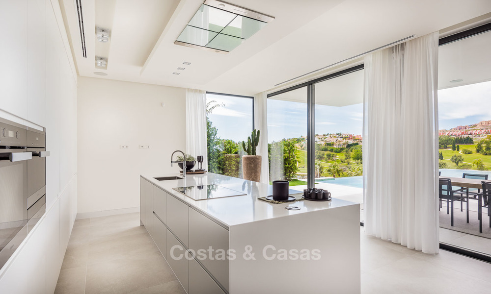 Espectacular villa de lujo en venta, llave en mano, con vistas panorámicas al mar, al golf y a la montaña, Benahavis - Marbella 5851