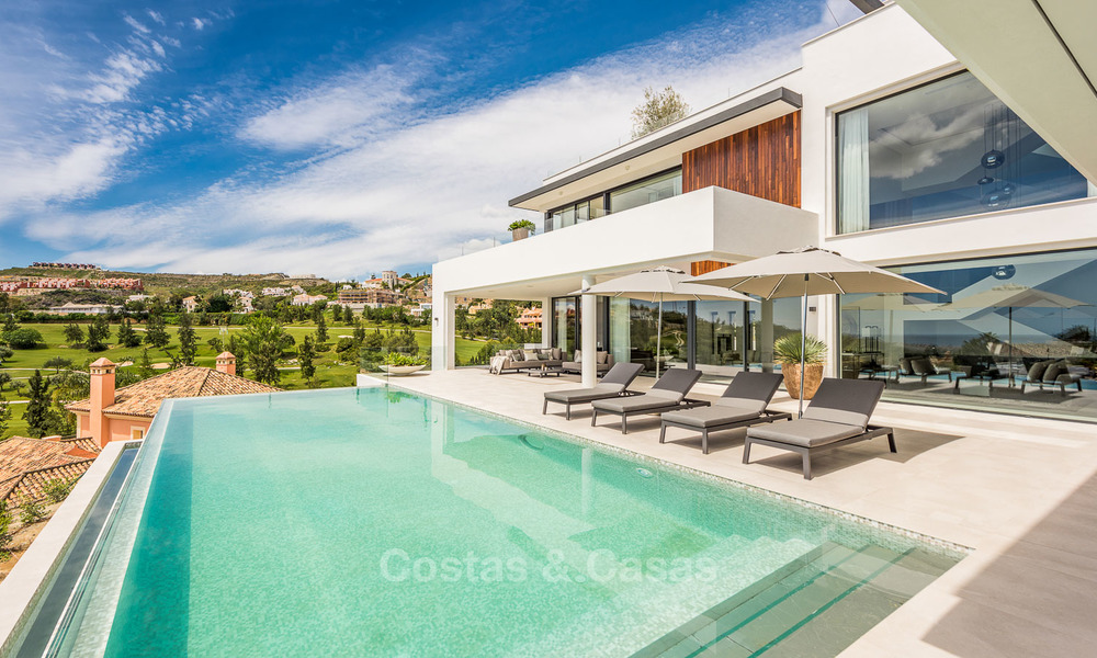 Espectacular villa de lujo en venta, llave en mano, con vistas panorámicas al mar, al golf y a la montaña, Benahavis - Marbella 5857