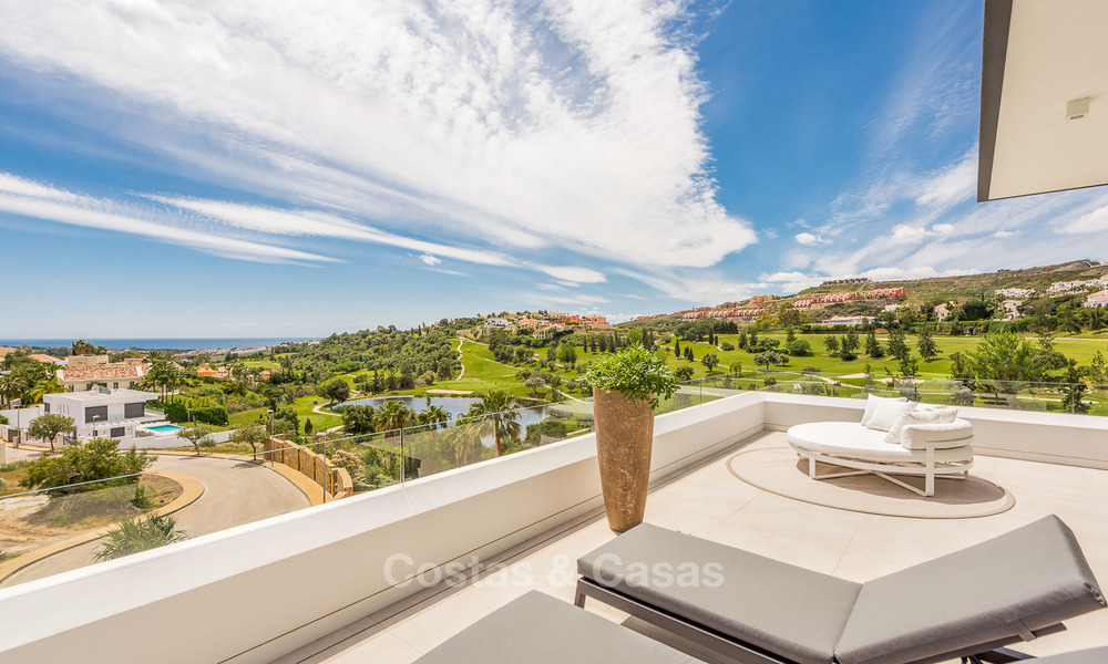 Espectacular villa de lujo en venta, llave en mano, con vistas panorámicas al mar, al golf y a la montaña, Benahavis - Marbella 5861