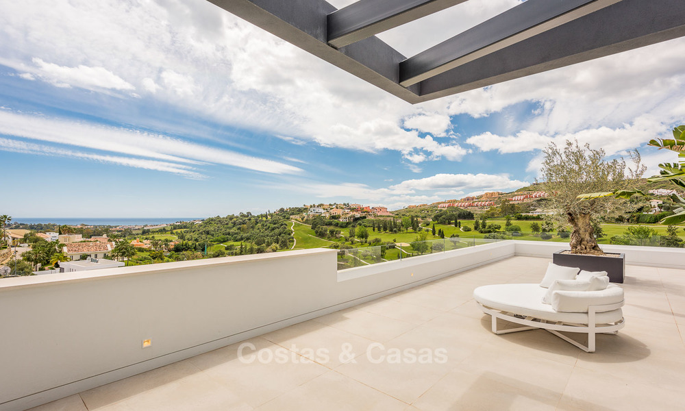 Espectacular villa de lujo en venta, llave en mano, con vistas panorámicas al mar, al golf y a la montaña, Benahavis - Marbella 5864