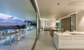 Amplias y modernas villas de lujo en venta, en un prestigioso complejo de golf y con vistas panorámicas al mar, Benahavis - Marbella 5915 